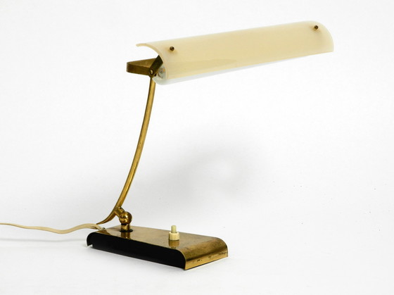 Image 1 of Lampe de bureau en laiton Mid Century Modern avec un abat-jour en plexiglas et une ampoule à brancher.