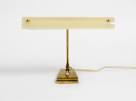 Image 1 of Lampe de bureau en laiton Mid Century Modern avec un abat-jour en plexiglas et une ampoule à brancher.