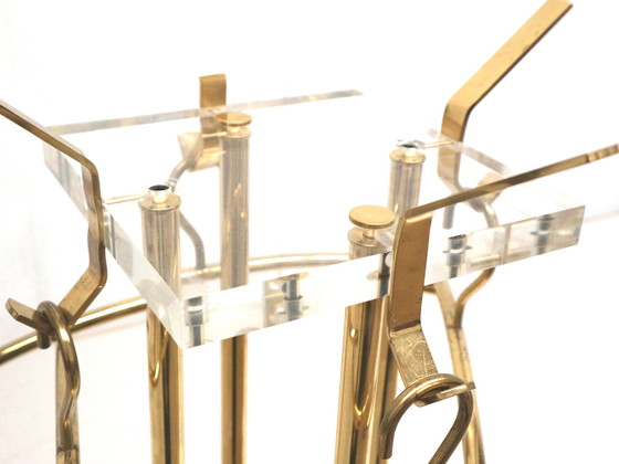 Image 1 of Porte-manteau sur pied Hollywood Regency des années 1970 en plexiglas et métal