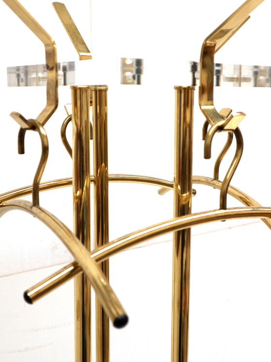Image 1 of Porte-manteau sur pied Hollywood Regency des années 1970 en plexiglas et métal