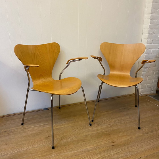 Image 1 of Fritz Hansen series 7 butterfly chair by Arne Jacobsen