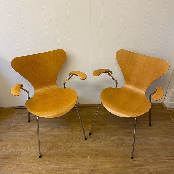 Image 1 of Chaise papillon Fritz Hansen Série 7 par Arne Jacobsen