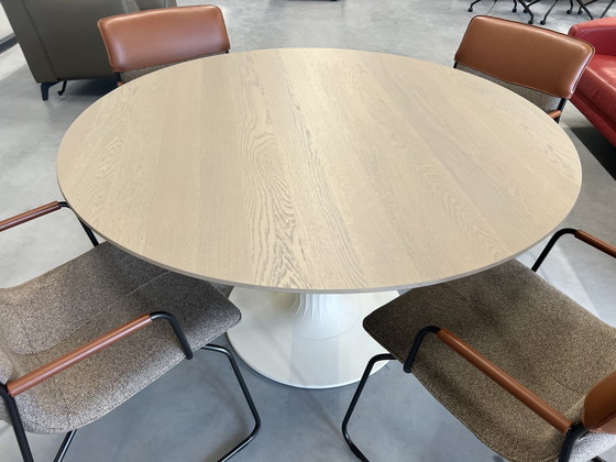 Image 1 of Leolux Columna Dining table Oak wood D130