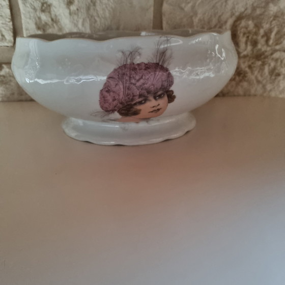 Image 1 of  Zuppiera con edera selvatica Donna con cappello Cnp Francia