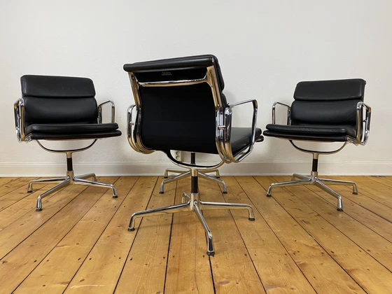 Image 1 of Set of 4 Eames Soft Pad Chairs EA 207 Vitra office chair