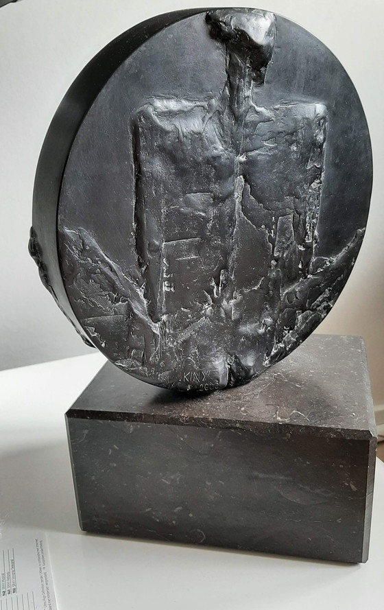 Image 1 of Sculpture en bronze "Famille sur disque épais". (Prix réduit)