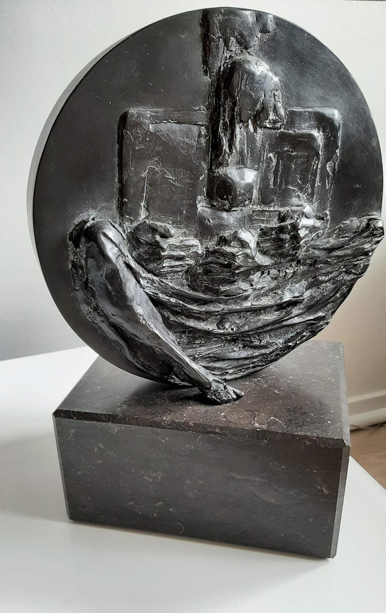 Image 1 of Sculpture en bronze "Famille sur disque épais". (Prix réduit)