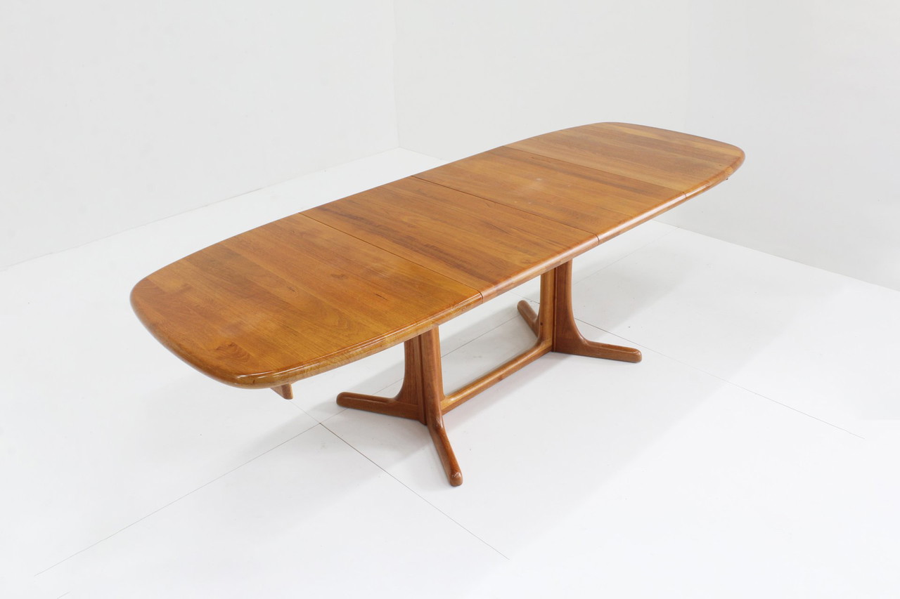 Mesa de comedor extensible danesa ovalada Korup Mobler de teca maciza