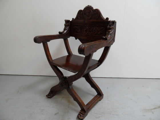 Image 1 of Fauteuil ancien à jambes croisées