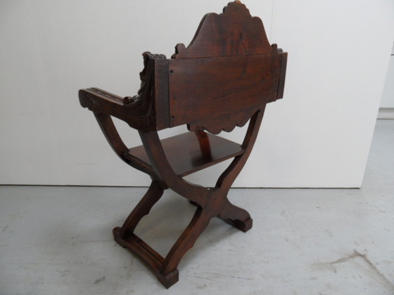 Image 1 of Fauteuil ancien à jambes croisées