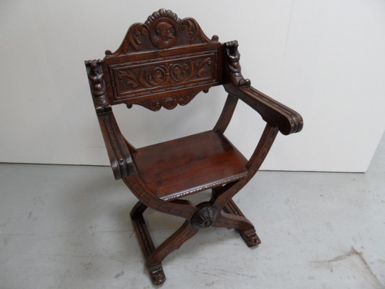 Image 1 of Fauteuil ancien à jambes croisées