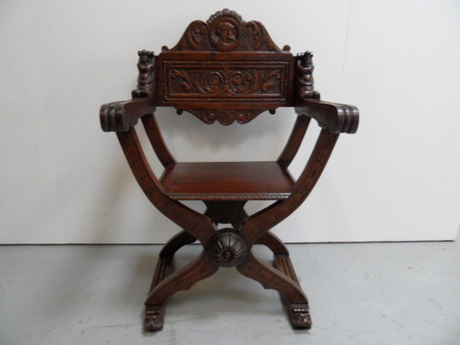 Fauteuil ancien à jambes croisées