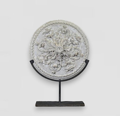 Ceiling ornament on pedestal (small)