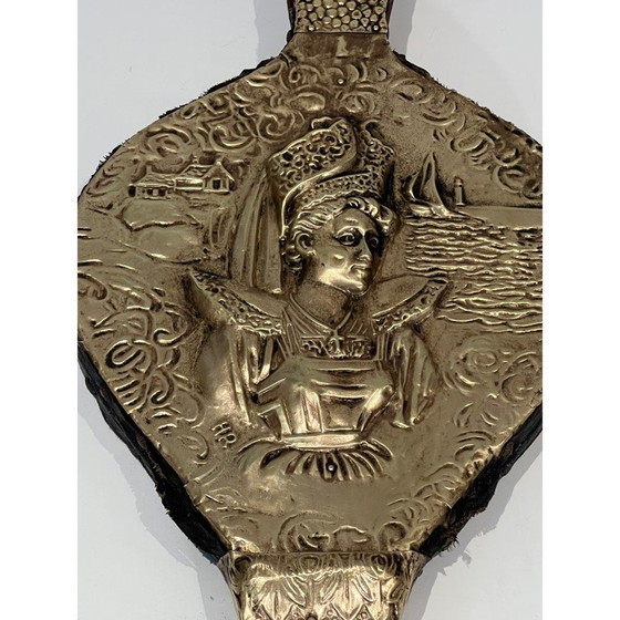 Image 1 of Soffietto per camino d'epoca in ottone sbalzato con l'immagine di una donna, Francia 1900