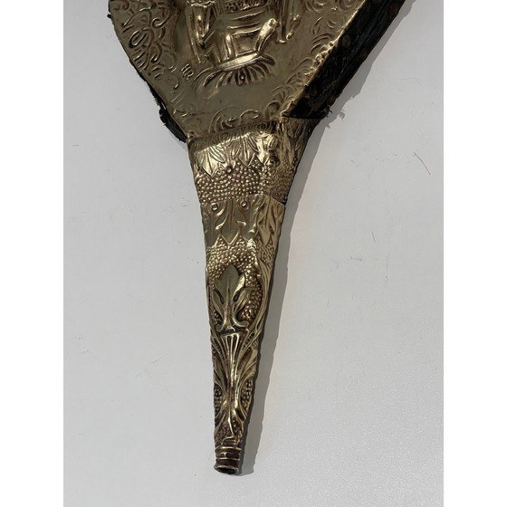 Image 1 of Soffietto per camino d'epoca in ottone sbalzato con l'immagine di una donna, Francia 1900