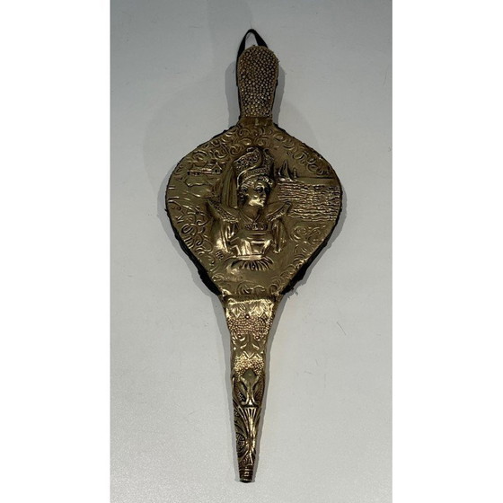 Image 1 of Soffietto per camino d'epoca in ottone sbalzato con l'immagine di una donna, Francia 1900