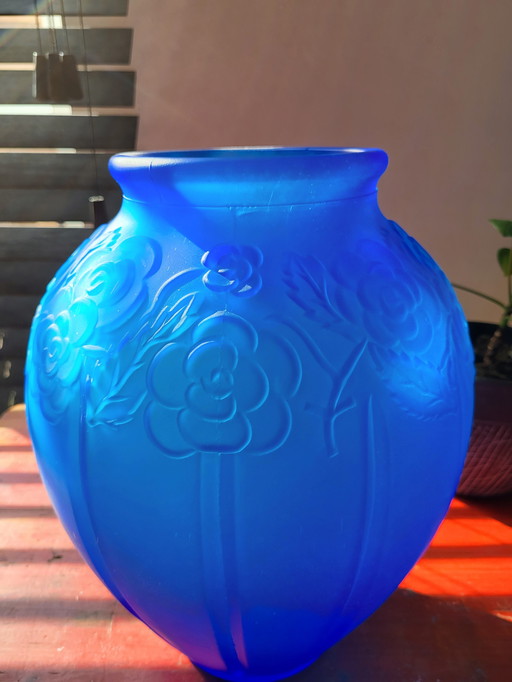 Vase art déco en verre pressé bleu givré avec décor floral et lignes de relief serrées