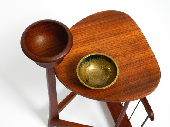 Image 1 of Rare petite table d'appoint danoise en teck Mid Century Modern avec compartiment à magazines et cendrier