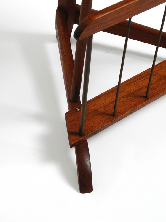 Image 1 of Rare petite table d'appoint danoise en teck Mid Century Modern avec compartiment à magazines et cendrier