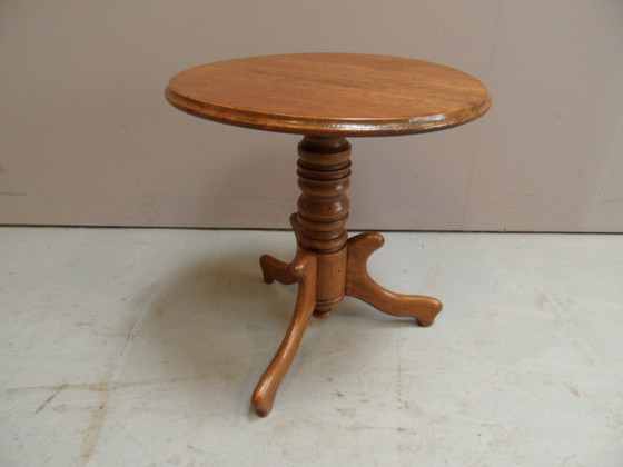 Image 1 of Table d'appoint vintage en chêne