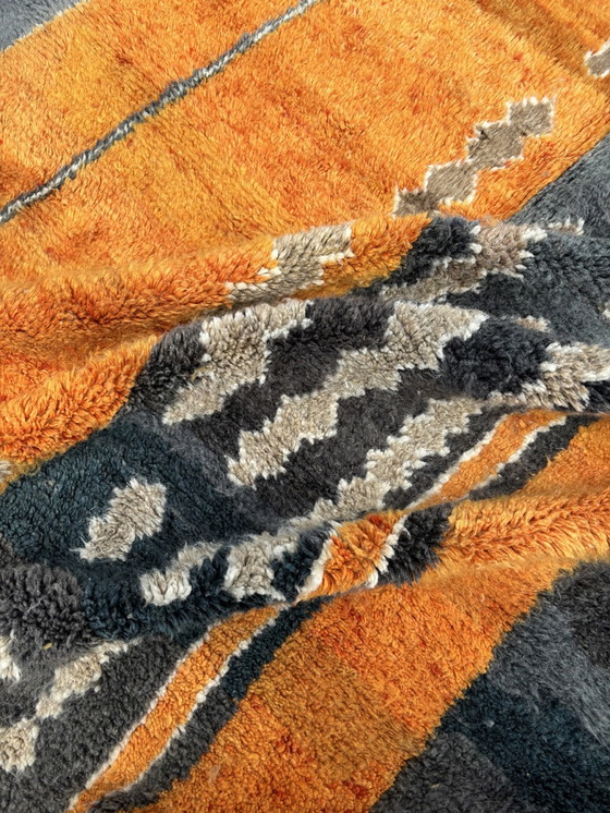 Image 1 of Superbe tapis marocain abstrait moderne orange