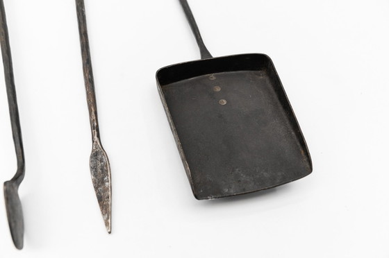 Image 1 of Supporto per treppiede in ferro e ottone forgiato a mano con attrezzi per camino, Austria, anni '50