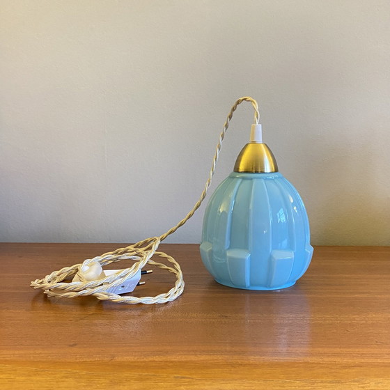 Image 1 of Lámpara colgante antigua de tulipán en cristal opalino azul con garra colgante de latón restaurado