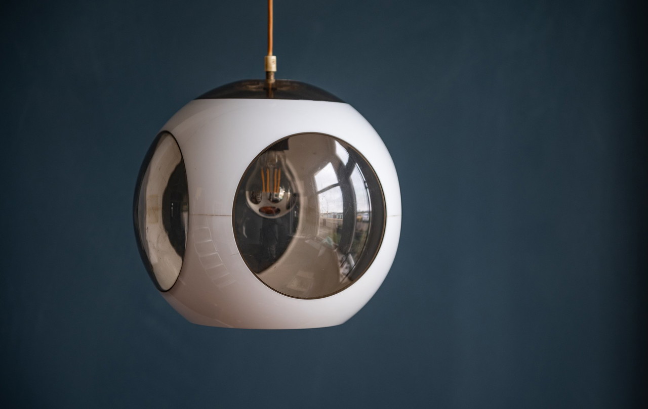 Space age Massive Bug Eye pendant lamp | €300 | Whoppah