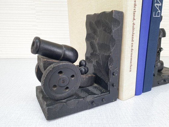 Image 1 of Fermalibri brutalisti. Fermalibri vintage a forma di cannone in legno.