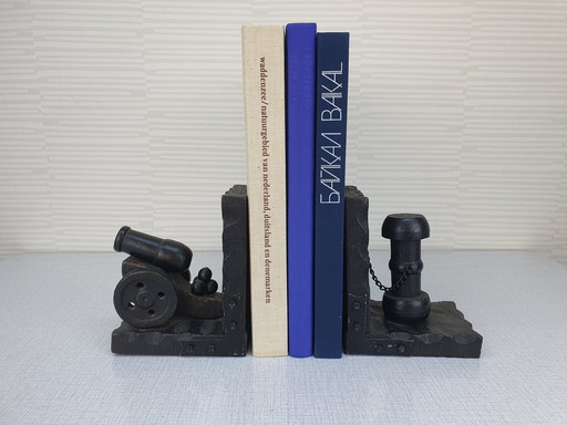 Fermalibri brutalisti. Fermalibri vintage a forma di cannone in legno.