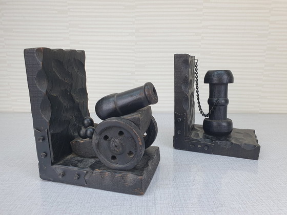 Image 1 of Fermalibri brutalisti. Fermalibri vintage a forma di cannone in legno.