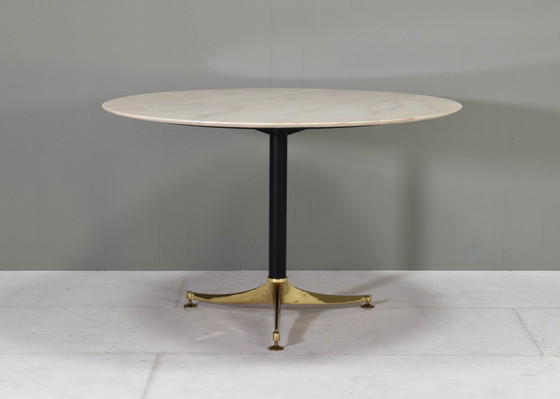 Image 1 of Magnifique table de salle à manger italienne avec plateau en marbre rosé et pied tripode en laiton massif - circa 1970