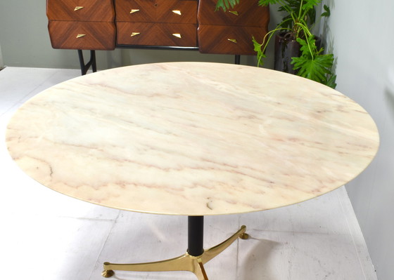 Image 1 of Magnifique table de salle à manger italienne avec plateau en marbre rose et trépied en laiton massif - circa 1970