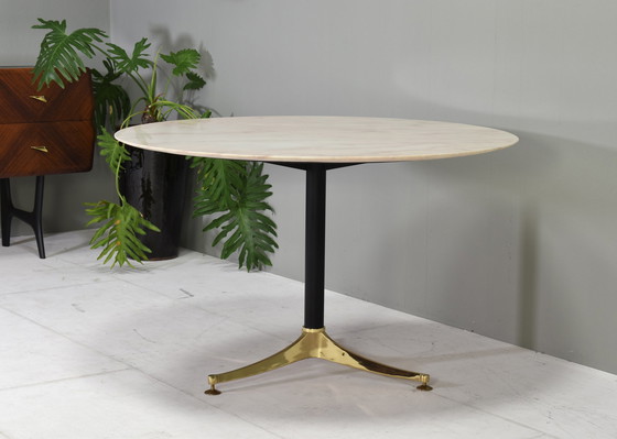 Image 1 of Magnifique table de salle à manger italienne avec plateau en marbre rosé et pied tripode en laiton massif - circa 1970