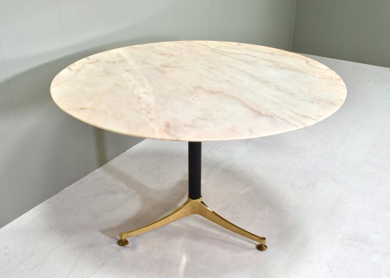 Image 1 of Magnifique table de salle à manger italienne avec plateau en marbre rosé et pied tripode en laiton massif - circa 1970