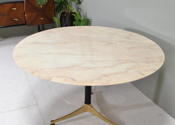 Image 1 of Magnifique table de salle à manger italienne avec plateau en marbre rose et trépied en laiton massif - circa 1970