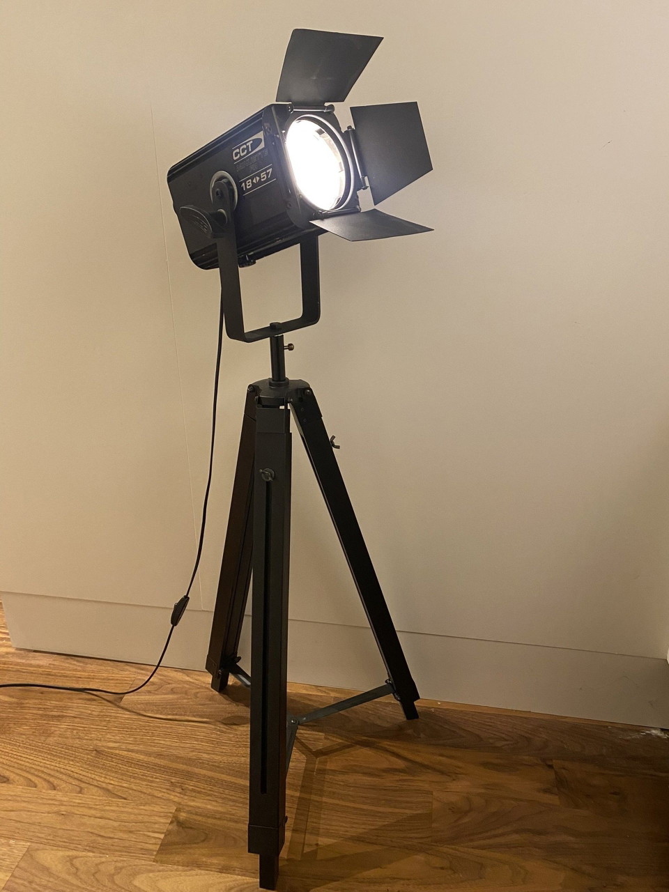 Foco de teatro industrial sobre trípode de madera ajustable – LED regulable