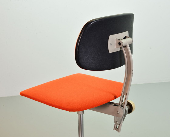 Image 1 of Ahrend De Cirkel industriële bureaustoel met oranje stoffen bekleding op een grijs stalen frame. Nederland, jaren 50. Ref.: CH19