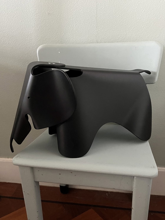 Image 1 of Modèle d'exposition Eames Elephant small black