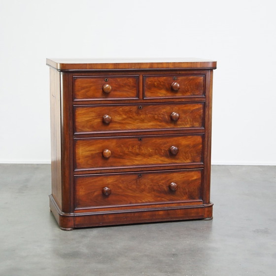 Image 1 of Commode en acajou avec 5 tiroirs