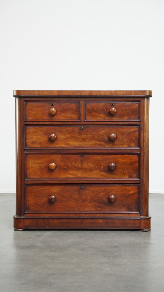 Image 1 of Commode en acajou avec 5 tiroirs