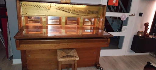 Bar de bebidas con piano vintage