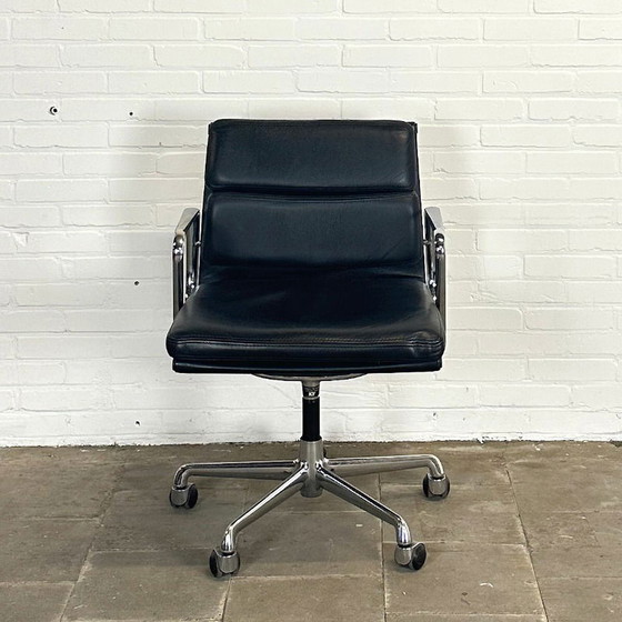 Image 1 of Vitra EA 217 Soft Pad Office Chair