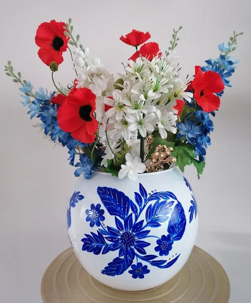 Hand-painted Globe Vase 'Delftware', Artist Evalien Ritmeester