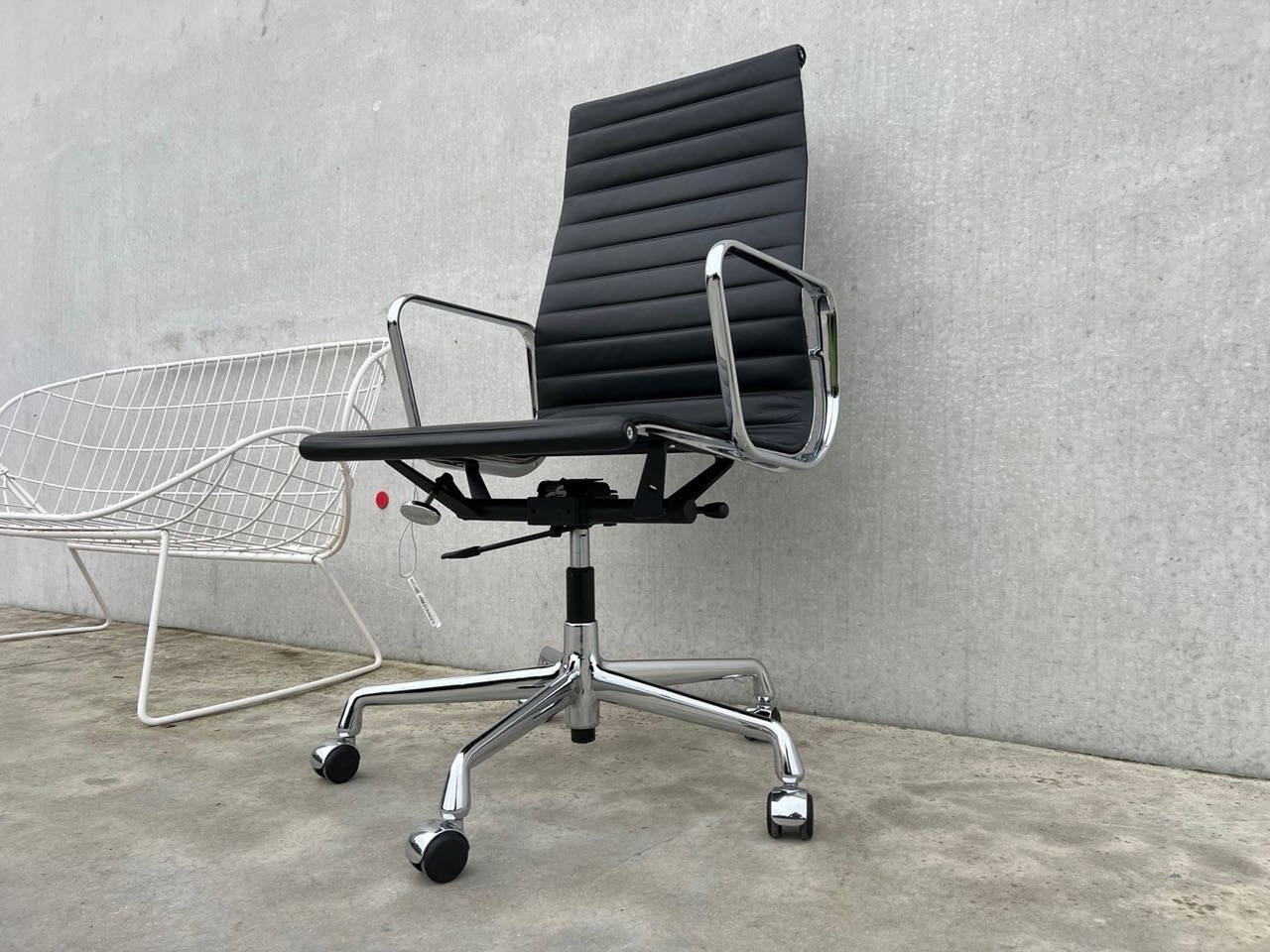 Sedia da ufficio in pelle Vitra Eames Ea119