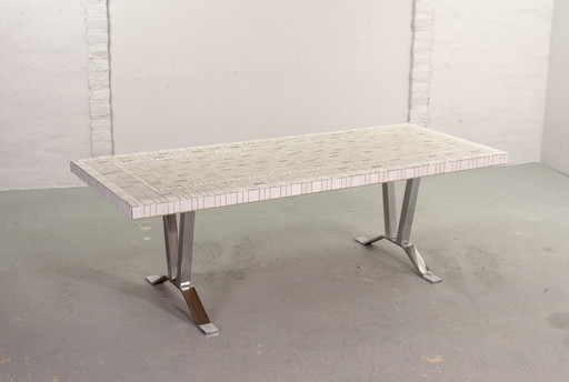 Grande table basse en céramique blanche de style Mid Century sur pied chromé dans le style de Denisco