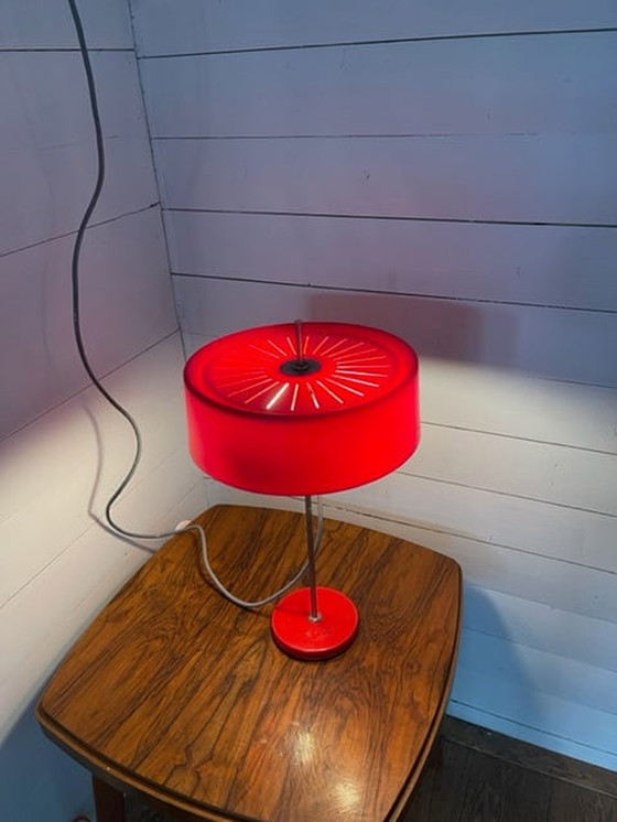 Image 1 of Lampe de bureau vintage rouge EFC