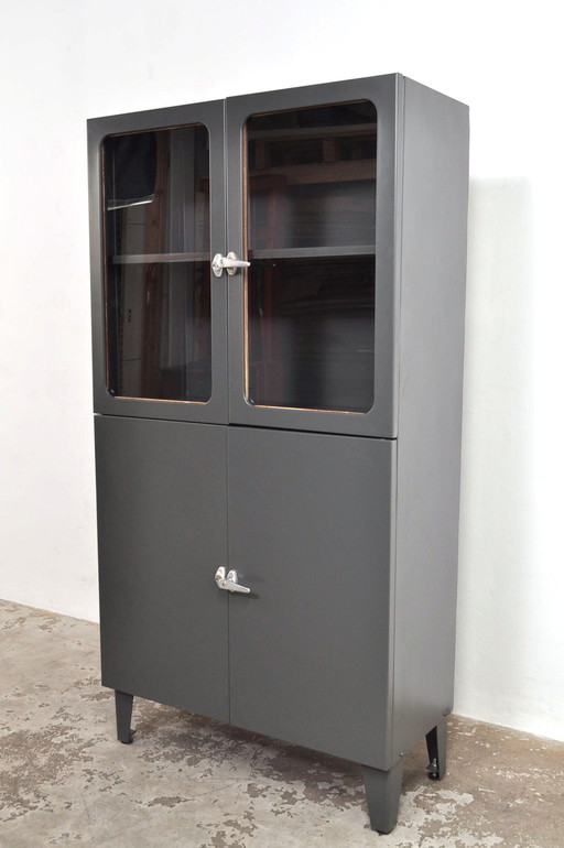 Armadietto dei medicinali d&#39;epoca