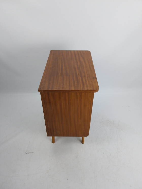 Image 1 of Commode en teck fineer de style danois du milieu du siècle dernier.  3 tiroirs années 1960.