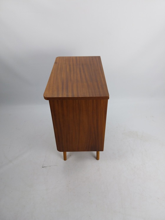 Image 1 of Commode en teck fineer de style danois du milieu du siècle dernier.  3 tiroirs années 1960.